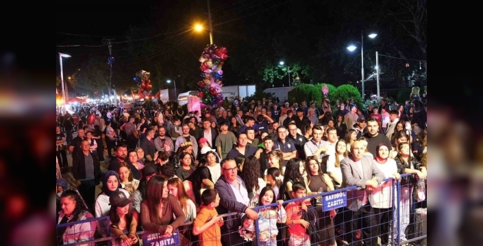Hüseyin Kağıt, Sarıgöl'ü şarkılarıyla coşturdu: Unutulmaz bir panayır gecesi