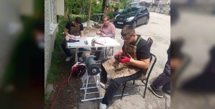 İnegöl'de öğrenciler, kurbanlık bıçaklarını biledi