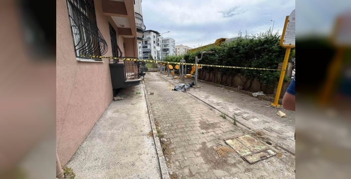 İzmir'de cam silerken 4. kattan düşen yaşlı adam hayatını kaybetti