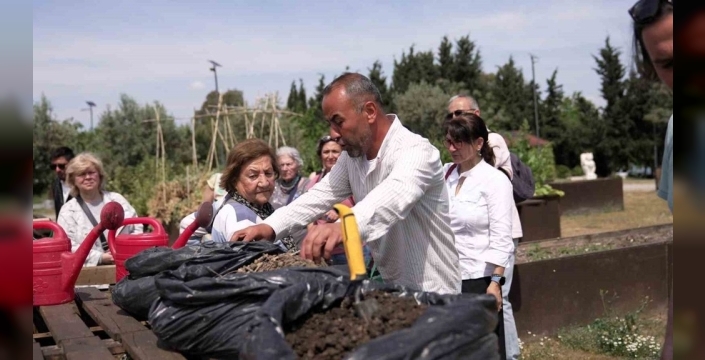 İzmir'de organik atıklar komposta dönüşüyor: Bahçe kompostu etkinliğiyle yeşil dönüşüm