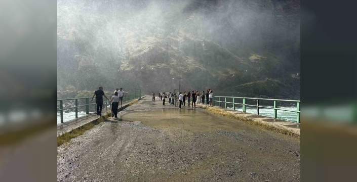 Karakaya Barajı'ndaki su tahliyesi, vatandaşlar için göz alıcı bir manzara sundu