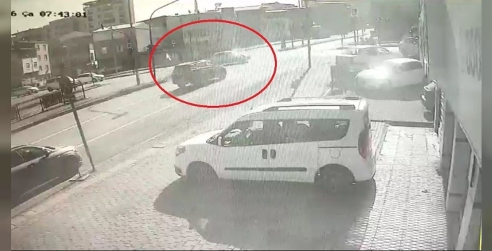 Kavşakta kırmızı ışık ihlali trafikte paniğe yol açtı, o anlar kamerada!