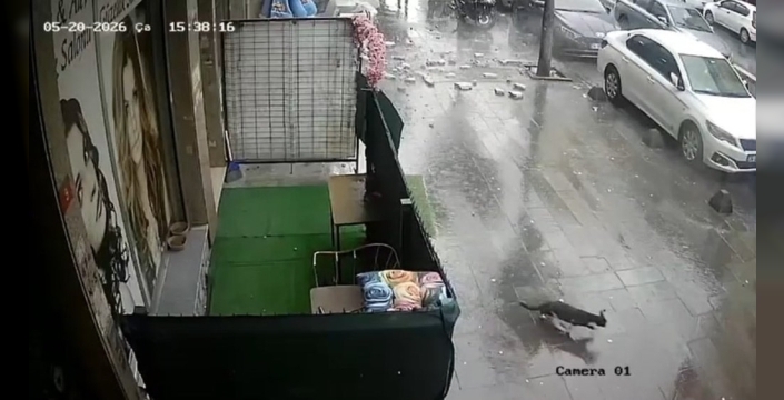 Küçükçekmece'de kader anı: Binadan kopan dev parçalar sokağa düştü, faciadan dönüldü