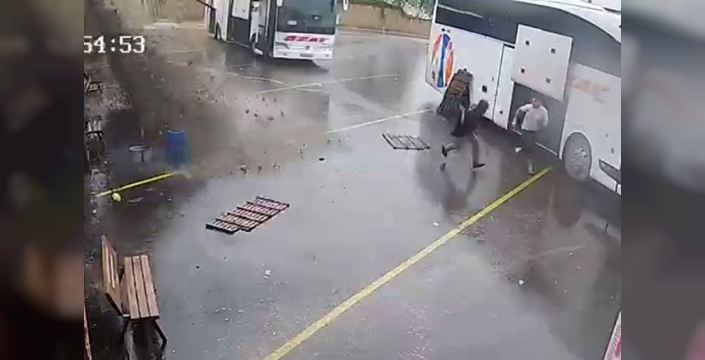 Mucize kurtuluş: Otobüs perondan ayrılırken toprak kaydı, görevli son anda canını kurtardı