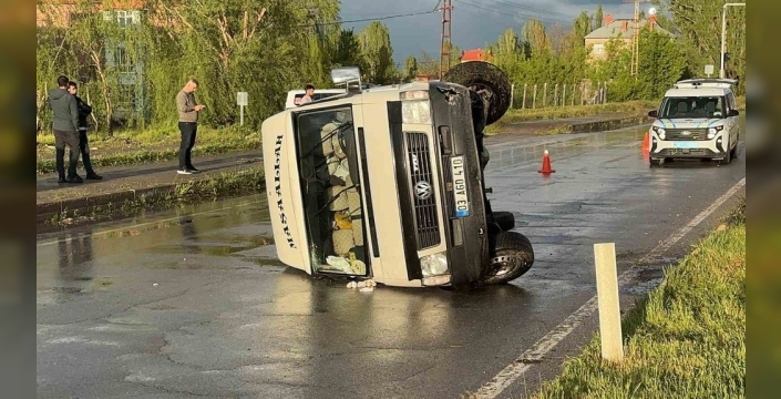 Muş'ta dolu fırtınası faciaya döndü: Minibüs yan yattı, 2 kişi yaralandı