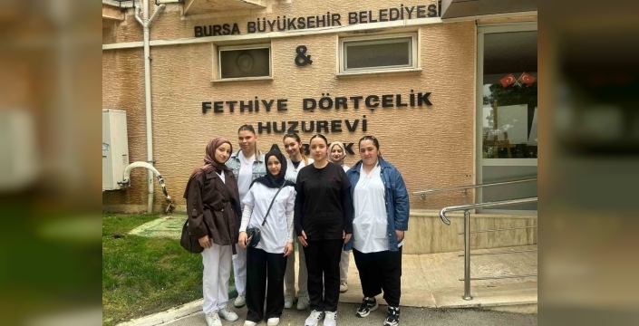 Öğrencilerden huzurevindeki yaşlılara bayram bakımı desteği