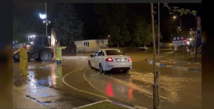 Osmaniye'de sağanak sele dönüştü: Yollar kapandı, ekipler seferber