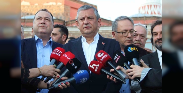 Özgür Özel, bayram namazını memleketi Manisa’da kıldı ve partisine sahip çıkılmasını istedi