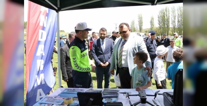 Pazarlar seması rengarenk uçurtmalarla şenlendi: Jandarma da oradaydı