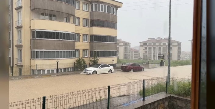 Safranbolu'da sağanak yağış yolları göle döktü