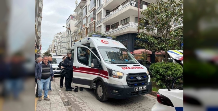 Sinop'ta geri manevra yapan araç yayaya çarptı: Bir yaralı