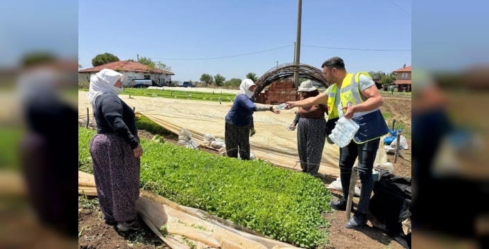 Tarlada emekçilere serin bir dokunuş: Denizli Belediyesi'nden gönülleri fetheden ikram