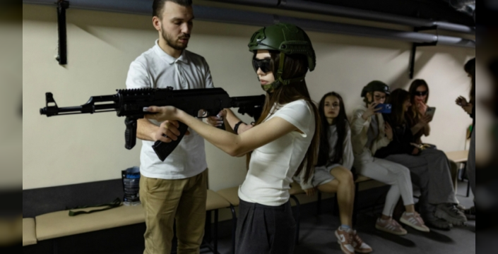 Ukrayna'da çocuklar savaş eğitimi alıyor: Tüfek ve İHA kullanmayı öğreniyorlar