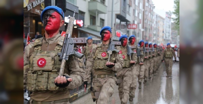 Yağmura inat 19 Mayıs coşkusu: Kastamonu'da Gençlik Yürüyüşü tam not aldı