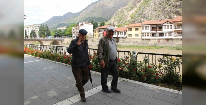 Yeşilırmak'ın sakin suları, geçmiş taşkınların izlerini taşıyor: Amasyalılar endişeyle izliyor