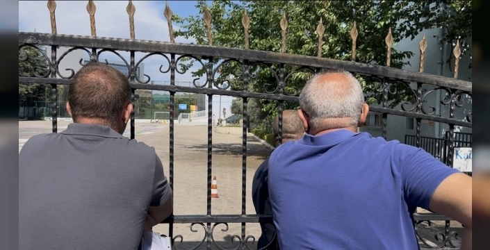 10 saniye ile hayalleri suya düştü: YKS'ye geç kalan öğrencinin üzüntüsü görüntülendi