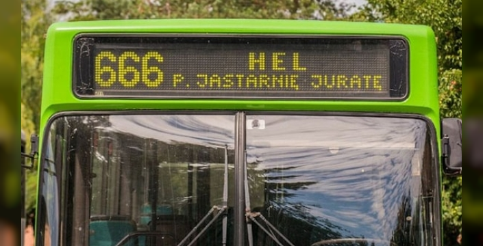 666 numaralı otobüs hattı geri dönüyor, turistler fotoğraf çektirmek için sıraya girdi