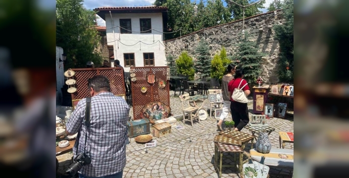 8 yıllık emek, Tavşanlı Konağı'nda sanatla buluştu: Ahşap boyama ve geri dönüşüm sergisi