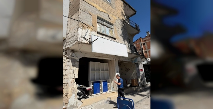 Adıyaman'da tehlike saçan metruk bina, mahalleliyi tedirgin ediyor
