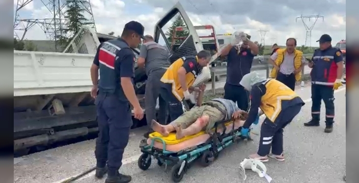 Afyonkarahisar'da kaza: Sürücü vinç operatörünün yardımıyla kurtarıldı