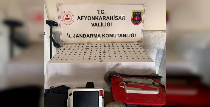 Afyonkarahisar'da tarihi eser operasyonu: 150 sikke ve obje ele geçirildi
