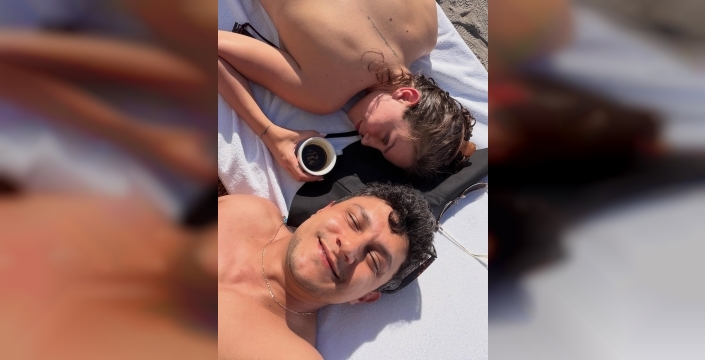 Alper Çankaya ve Yaren Güldiken'in dizi setinde başlayan aşkı tatil pozlarıyla gündemde