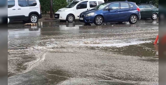 Aydın'da on dakikalık sağanak, yolları göle çevirdi