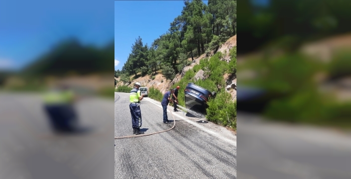 Balıkesir'de feci kaza: Tıra çarpan otomobil takla attı, 4 yaralı