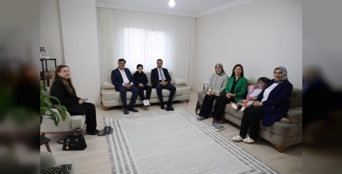 Başkan Durgut ve Kaymakam Yayabaşı, ailelerle sıcak bir buluşma gerçekleştirdi