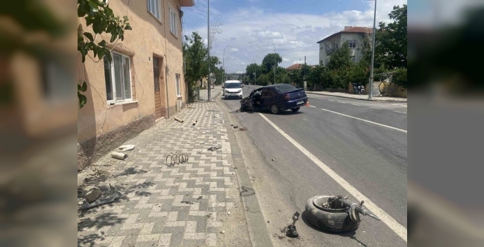 Bilecik'te otomobil önce duvara, sonra eve daldı: Sürücü yaralı