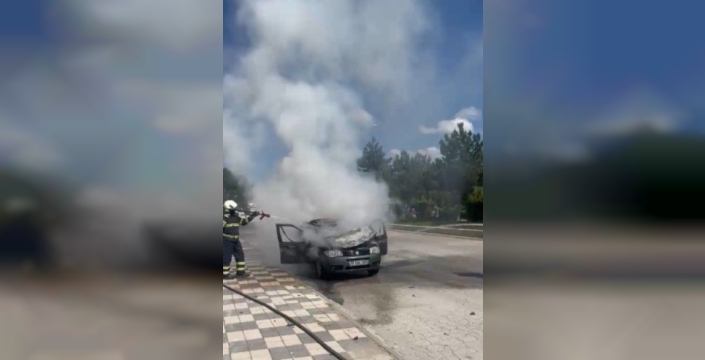 Bilecik'te park halindeki otomobil alev aldı