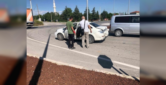 Bolvadin'de kavşak kabusu: Otomobil ve tır çarpıştı, 1 kişi yaralandı