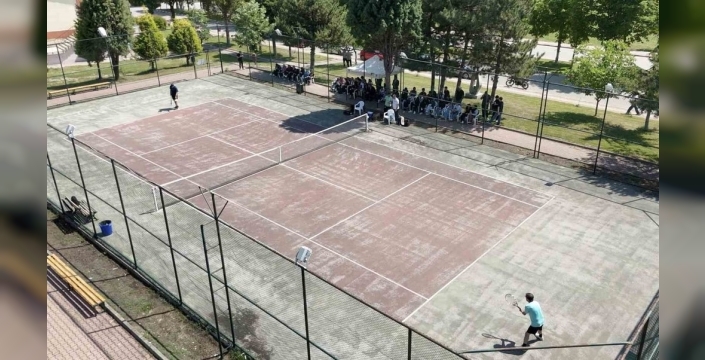 BŞEÜ'de tenis tutkunları buluştu: İlk turnuva heyecanı