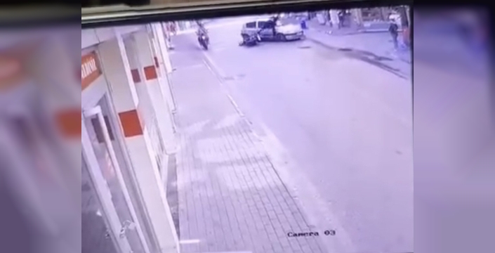 Bursa'da motosiklet ve otomobil çarpıştı: Sürücü burnu bile kanamadan kurtuldu