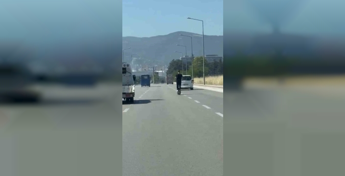 Bursa'da ölüm dansı: Elektrikli scooterla 90 km hız yapan sürücü kamerada!