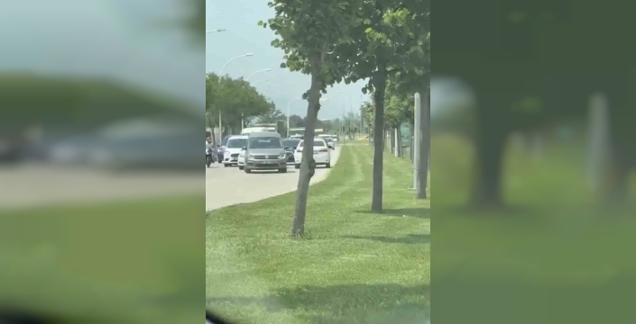 Bursa'da ters yönde giden otomobil, trafiği felç etti