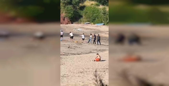 Çakraz Plajı'nda dramatik kurtuluş: Cankurtaranlar ve halk, boğulmak üzere olan 2 kişiyi hayata tuttu