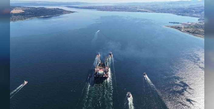 Çanakkale Boğazı'ndan dev vinç geçiş yaptı