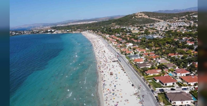 Çeşme'de bayram tatilinde nüfus 1 milyona ulaştı, trafik yoğunluğu zirveye çıktı