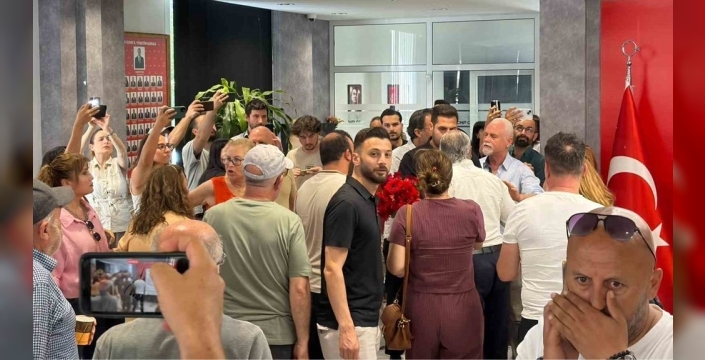 CHP İzmir il binasında 'karanfil' krizi: Nöbet eylemi ortasında arbede!