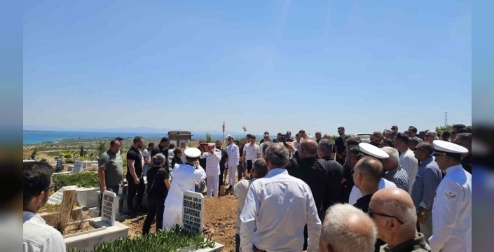 Denizde kaybolan astsubay, gözyaşlarıyla son yolculuğuna uğurlandı