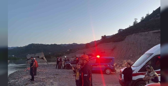 Dere taştı, iki kişi evinde mahsur kaldı: AFAD ekipleri kurtardı