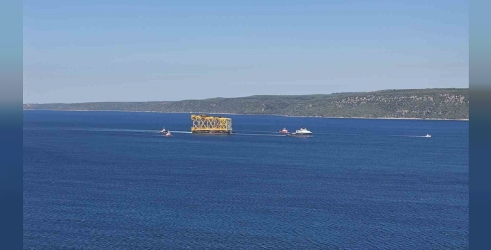 Dev sondaj platformu iskelesi Çanakkale Boğazı'ndan geçiş yaptı