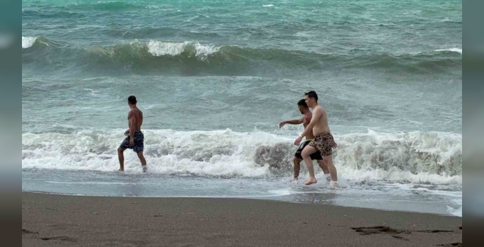 Düzce'de Karadeniz'in hırçın dalgaları sahilde etkileyici manzaralar oluşturdu