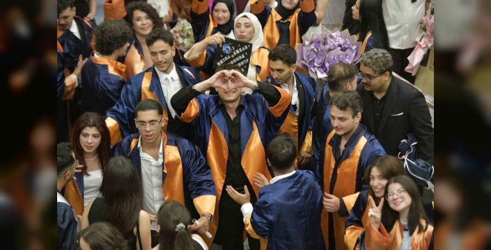 Edebiyat Fakültesi'nde mezuniyet coşkusu