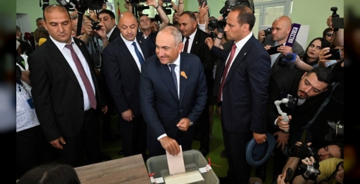 Ermenistan'da Paşinyan tarihi bir zafer elde etti