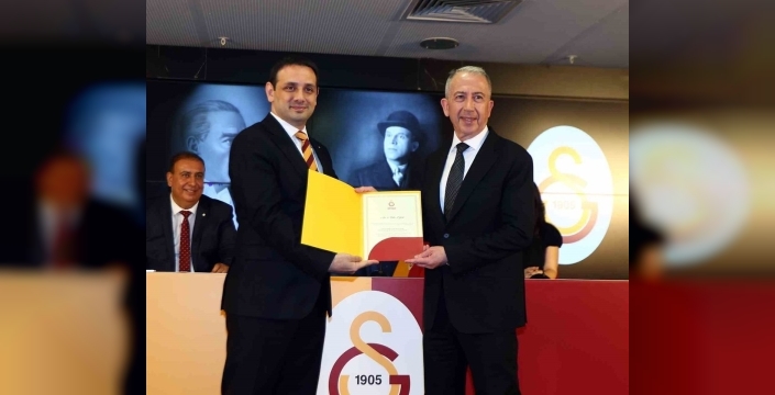 Galatasaray’da Dursun Özbek, yeni döneme mazbatasıyla başladı