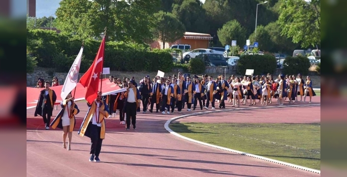 Geleceğin öğretmenleri Muğla'dan diplomalarını aldı: Kep atma coşkusu!