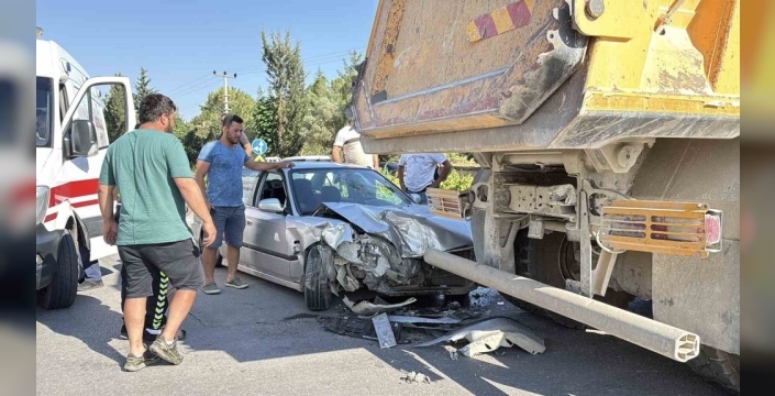 Genç sürücü kamyona arkadan çarpıp metrelerce sürüklendi, hastanelik oldu