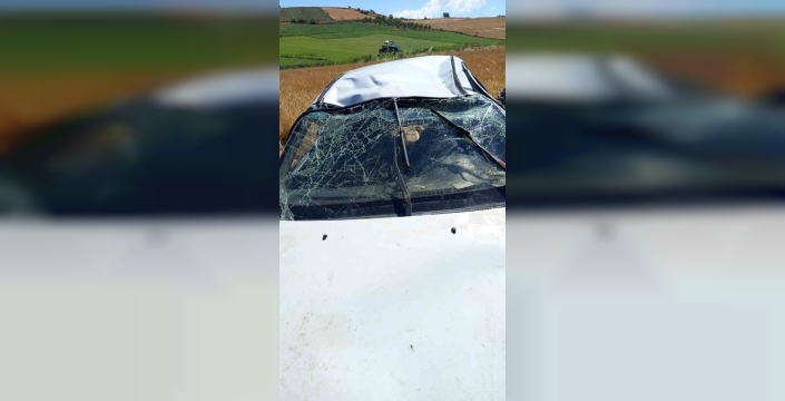 Gönen'de acı tesadüf: Beş yaralı, araç yol kenarına savruldu